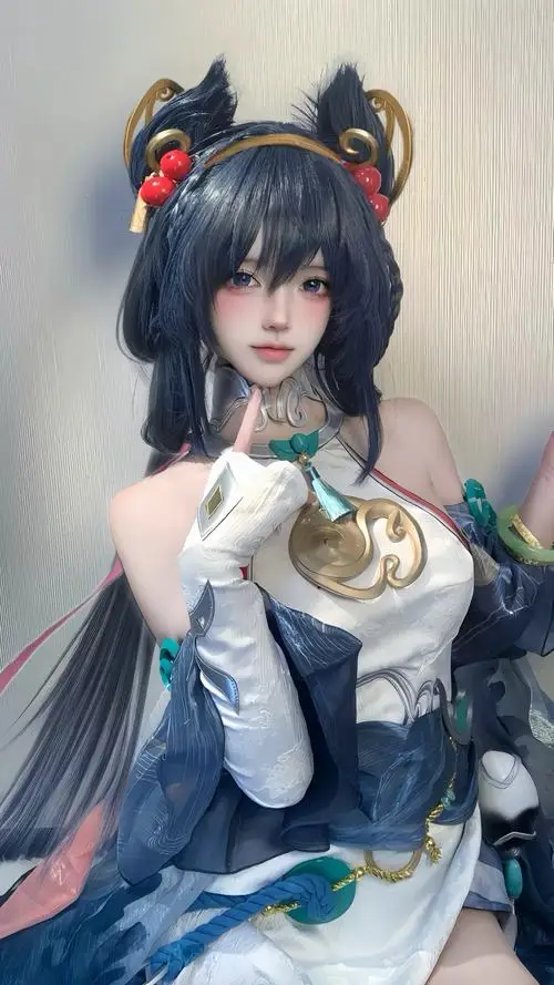 6 Waifu đời thực xuất hiện với tóc xanh đen cài phụ kiện tai nhỏ váy ôm ánh kim và gương mặt thanh tú nhìn thẳng ống kính