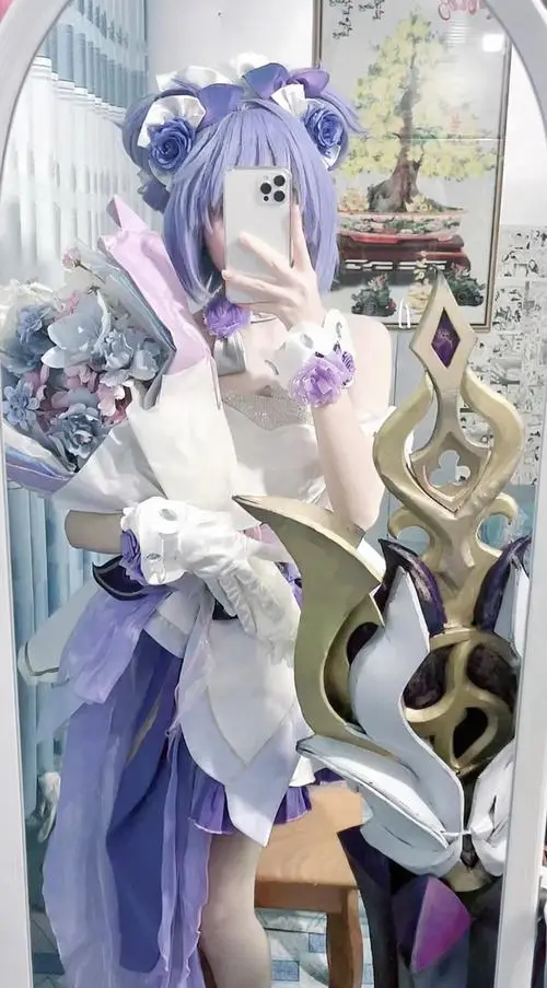 7 Nữ cosplayer Việt Nam mang tạo hình tím trắng cùng đạo cụ bản lớn chi tiết uốn lượn giúp khung hình thêm đậm chất fantasy