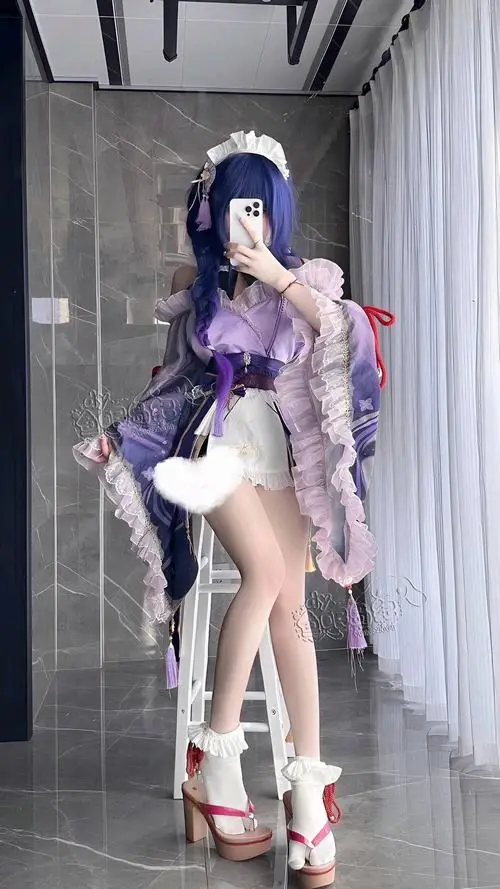 8 Ảnh gái đẹp cosplay Việt với tóc tím dài váy ngắn bó sát và đôi giày cao nổi bật trong hành lang xám tối giản