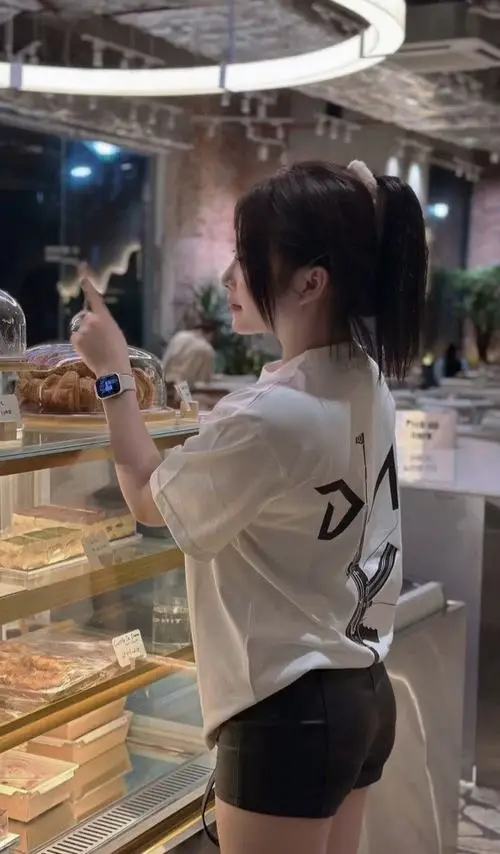 42 Ảnh gái đẹp dáng cong mang vẻ quyến rũ khỏe khoắn khiến khung hình bỗng có hồn hơn