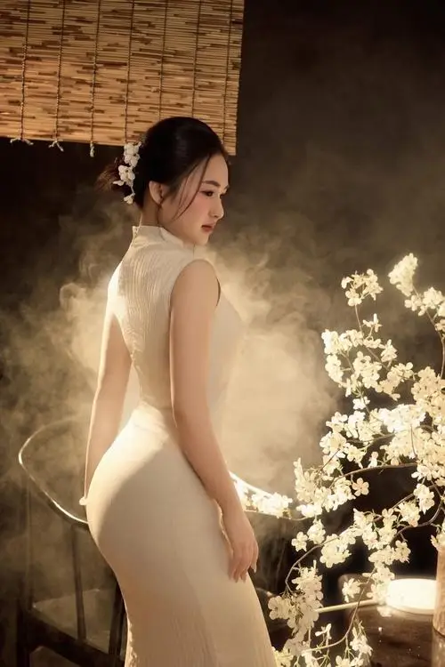 32 Bên khung cửa gỗ hấp dẫn hiện lên ở dáng đứng thanh lịch với váy trắng ôm gọn làm nổi bật hông và lưng dưới