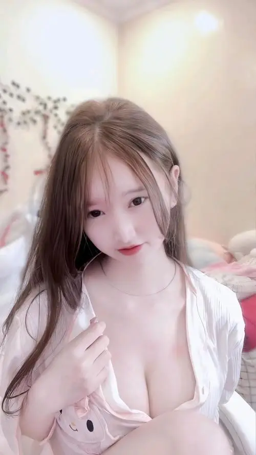 66 Gái đẹp tự tin diện bikini khoét cao ngực nảy nở bỏng mắt dưới ánh nắng vàng rực rỡ