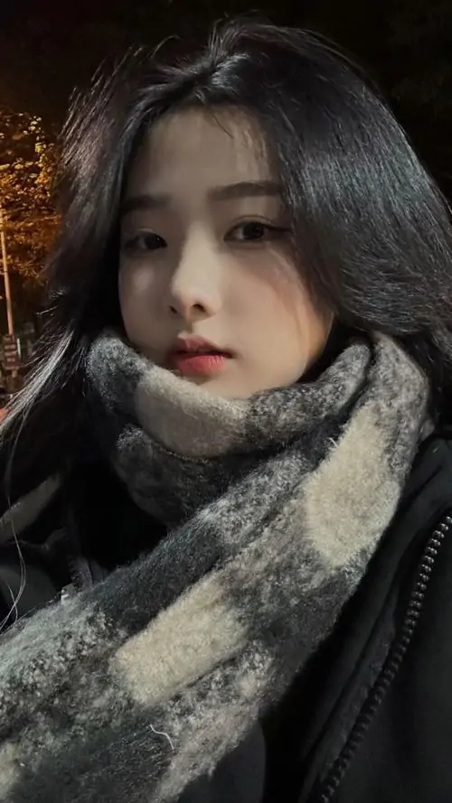 16 Chân dung quấn khăn dày trong đêm cho cảm giác rất gần mùa lạnh, gương mặt ít biểu cảm và mắt nhìn thẳng giúp ảnh nữ ngầu trở nên cuốn hơn, nền tối phía sau càng làm tông xám thêm chiều sâu rõ rệt