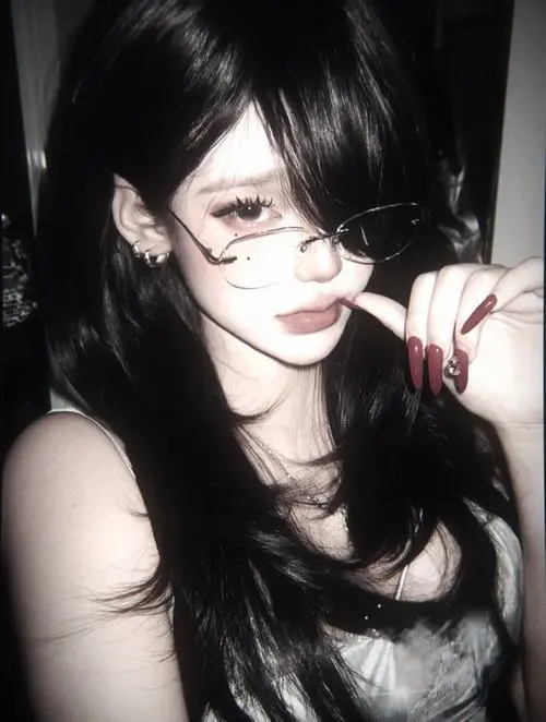 39 Ảnh gái xinh cá tính chọn góc nghiêng tinh tế để khoe khuyên tai to bản và nét đẹp lạnh nhưng vẫn mềm