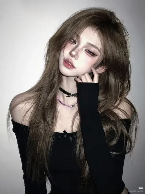 40 Một khung hình dark academia với sơ mi tối màu và biểu cảm xa xăm khiến cô gái trông vừa lạnh vừa thơ