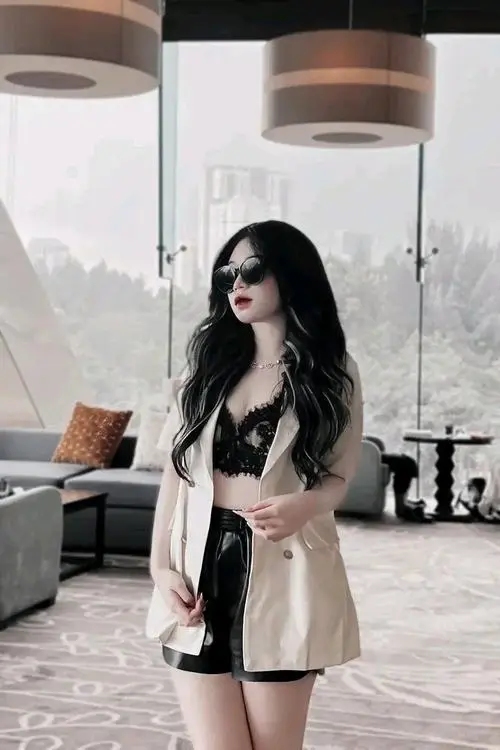 43 Gái đẹp đứng bên cửa kính với màu son nâu trầm làm thần thái chị đại hiện lên rõ mà không hề gắt