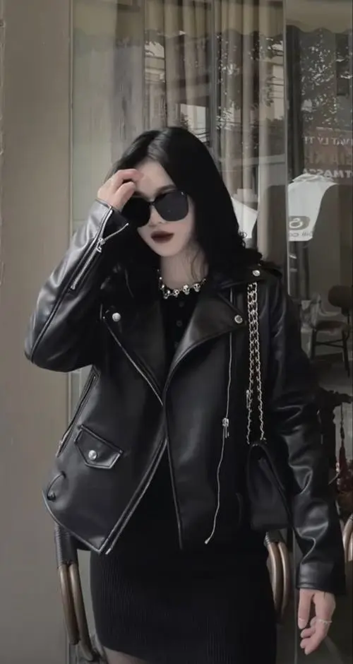 46 Hot girl sexy khép hờ bờ môi tím mận bên nền tối tạo vẻ bí ẩn khiến người xem khó rời mắt