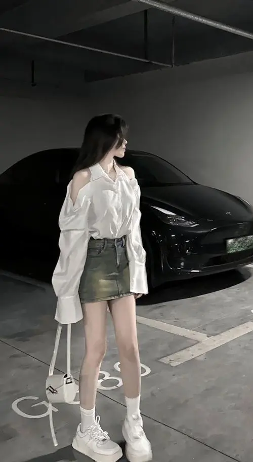 47 Gái đẹp thả tóc dài ngang vai giữa nền xám lạnh đem lại cảm giác hiện đại đúng kiểu ảnh gái đẹp street style