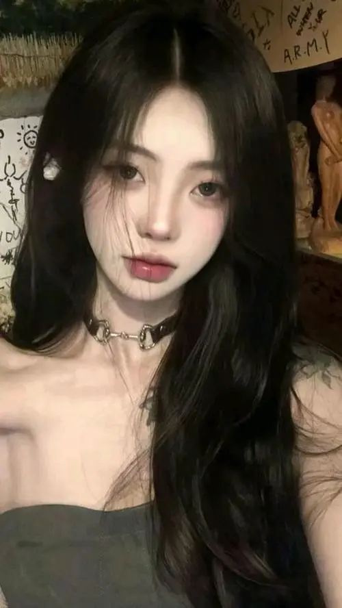 48 Một mỹ nhân mang vẻ tomboy trong áo tối giản khiến chất riêng khó trộn hiện ra từ dáng đứng rất tự nhiên