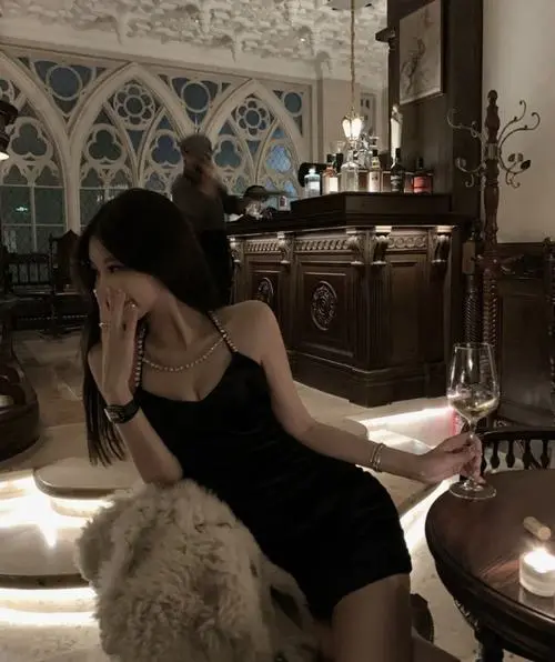 33 Nàng thơ nổi loạn ngồi tựa lan can giữa bối cảnh đêm phố mang vẻ tự do khiến cảm xúc trôi rất chậm