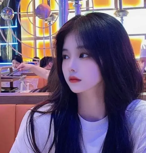 34 Ảnh chị đại bước qua vệt sáng với sneaker hầm hố và ánh nhìn trực diện đầy lực làm tổng thể cực cuốn