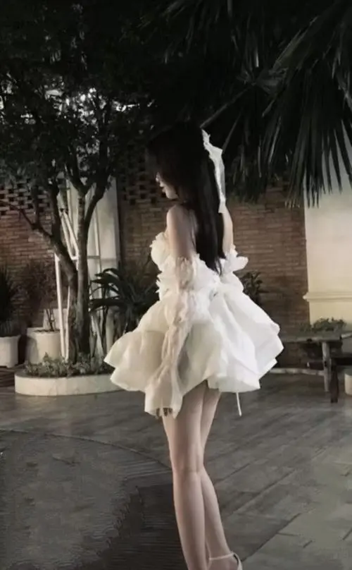 36 Một ảnh gái đẹp nghệ thuật ghi lại đôi môi son đỏ đất cùng ánh mắt sắc khiến nhan sắc trầm mà rất sang