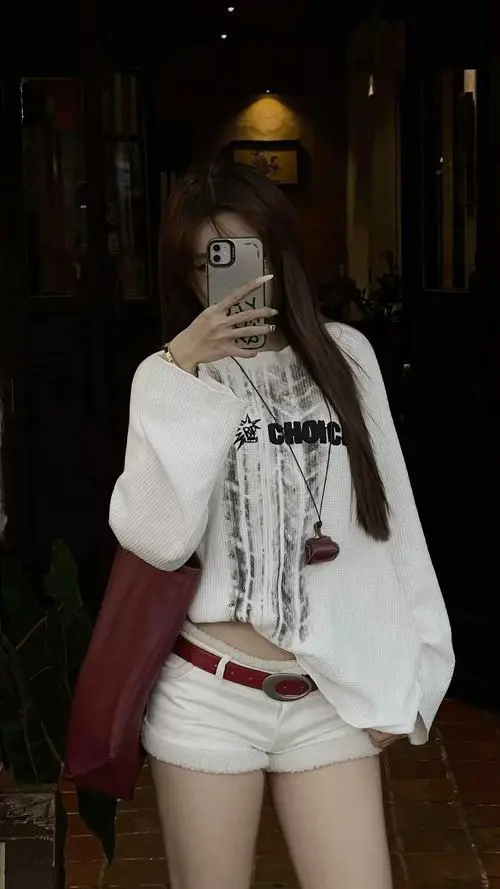 38 Ảnh gái xinh quyến rũ với tattoo nhỏ nơi cổ tay làm chi tiết rất khẽ nhưng vẫn kéo chất ảnh lên rõ rệt