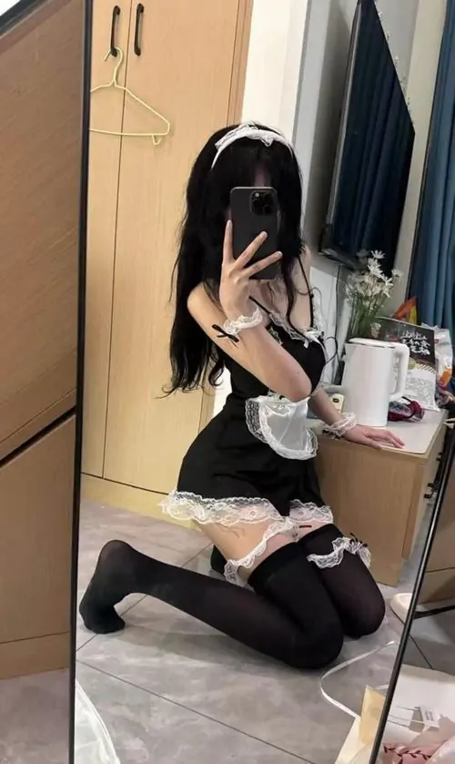 11 Cô nàng diện đồ hầu gái che mặt cách tân với phần eo bó sát tạo nên một tổng thể trang phục vô cùng tôn dáng.