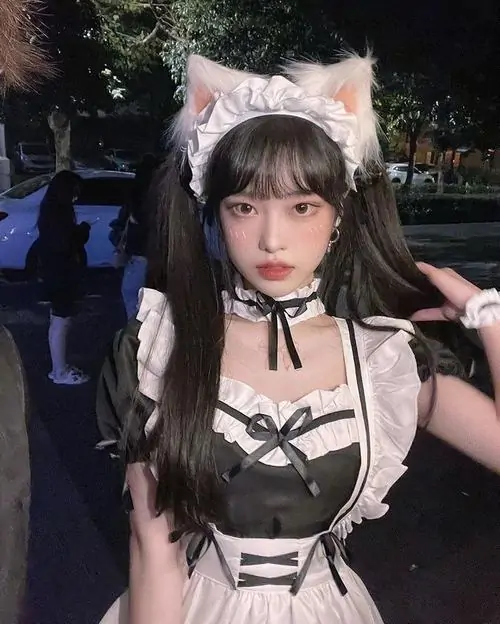 13 Sự kết hợp giữa tai mèo đen và váy xòe ngắn tạo nên một diện mạo hầu gái vừa tinh nghịch vừa quyến rũ.