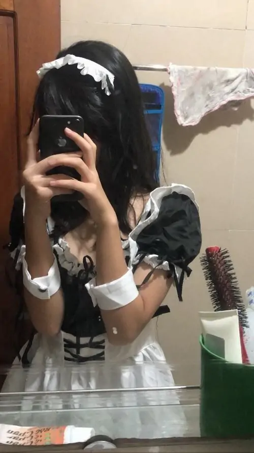 16 Mỹ nhân diện đồ giúp việc che mặt bằng điện thoại khoe khéo đôi chân thon dài trong bộ tất đùi đen huyền bí.