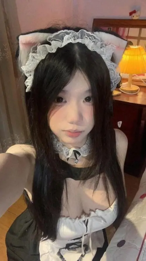 17 Nàng hầu gái ngồi tựa lưng với biểu cảm thanh tú tạo nên một bức ảnh nghệ thuật đầy sức sống và lôi cuốn.