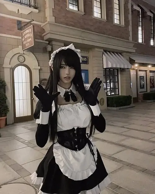 18 Thiếu nữ phục vụ tạo dáng chuyên nghiệp trên con phố cổ với bộ váy hầu gái mang hơi hướng cổ điển tinh tế.