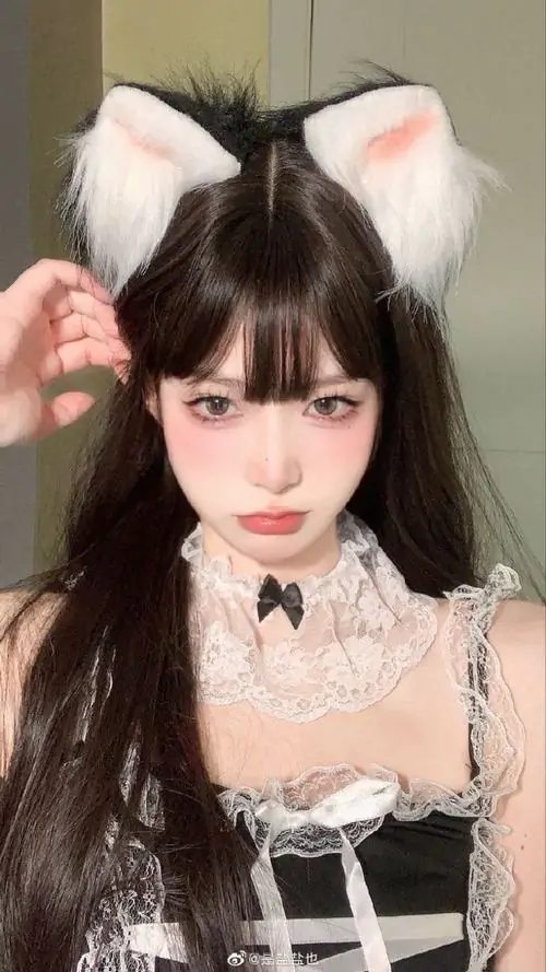 1 Cô nàng hầu gái diện tai mèo trắng muốt cùng bộ váy bèo nhún đen tuyền tạo nên vẻ đẹp ngây thơ khó cưỡng.