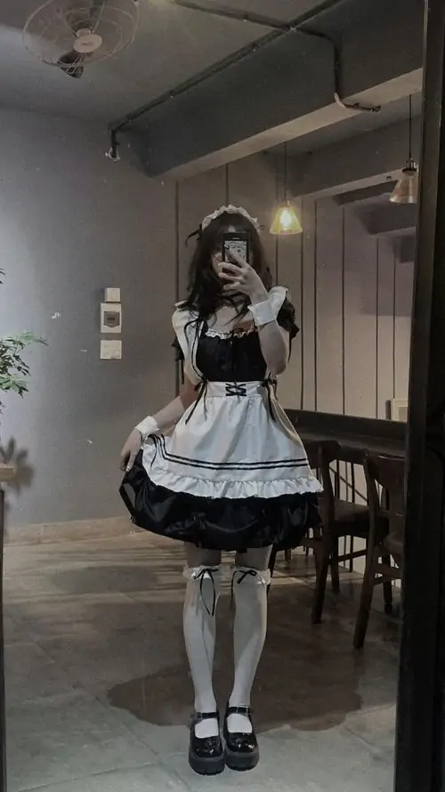 20 Nàng hầu gái đeo tai mèo đen đứng duyên dáng khoe trọn nét đẹp mong manh của một thiếu nữ tuổi đôi mươi.