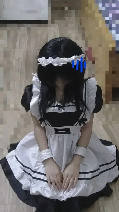 21 Thiếu nữ diện đồ hầu gái từ phía sau khoe chiếc nơ thắt lưng to bản đầy nữ tính và sự tỉ mỉ trang phục.