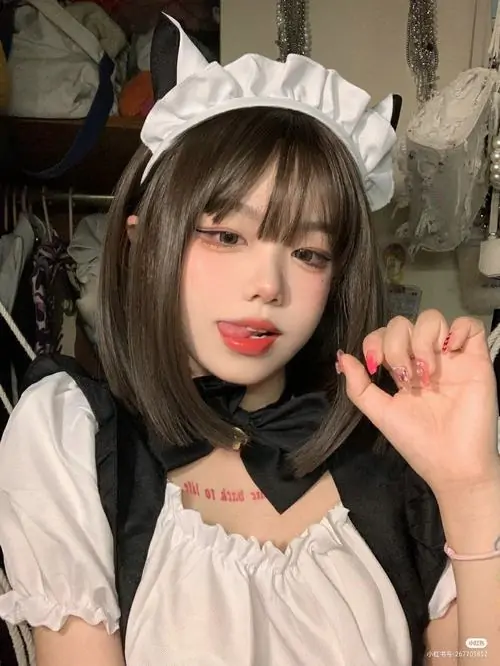 23 Biểu cảm đáng yêu của nàng hầu gái khi tạo dáng cùng phụ kiện nơ thắt làm tăng thêm phần ngọt ngào cho bộ ảnh.