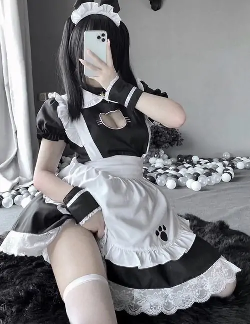 26 Cô nàng mặc trang phục hầu gái phối ren lưới đầy táo bạo khoe trọn nét đẹp hiện đại và sự phá cách độc đáo.