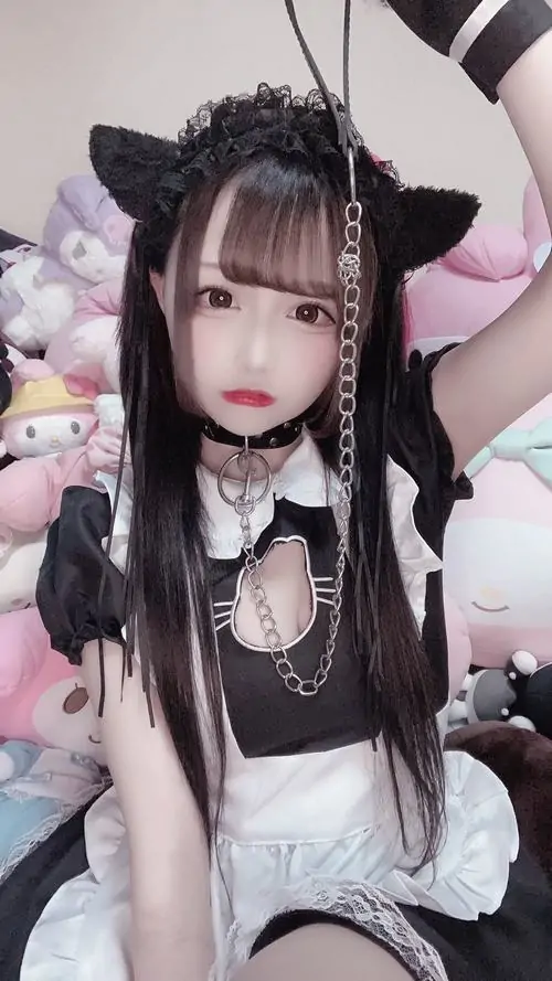 3 Trang phục hầu gái phối cùng vòng cổ ren tinh xảo giúp tôn lên nét nữ tính tuyệt đối cho mỹ nhân ảnh mẫu.