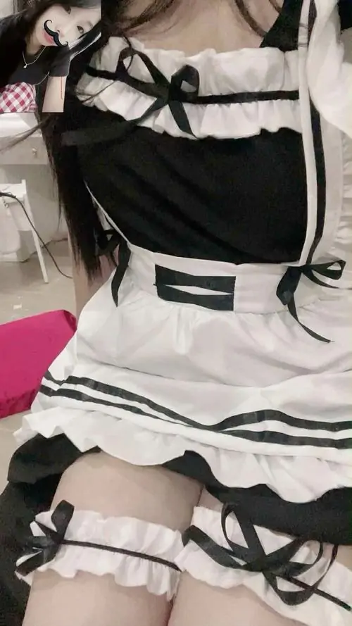 8 Cận cảnh đường cắt cúp ngực tinh tế của bộ trang phục hầu gái che mặt giúp khoe trọn đường cong cơ thể đầy gợi cảm.