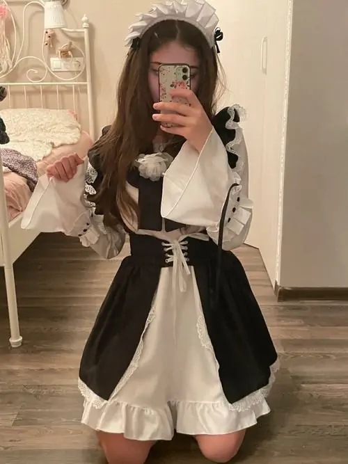 39 Thiếu nữ phục vụ với mái tóc đen dài cùng bộ váy tạp dề trắng tạo nên vẻ đẹp thuần khiết chuẩn mực truyền thống.