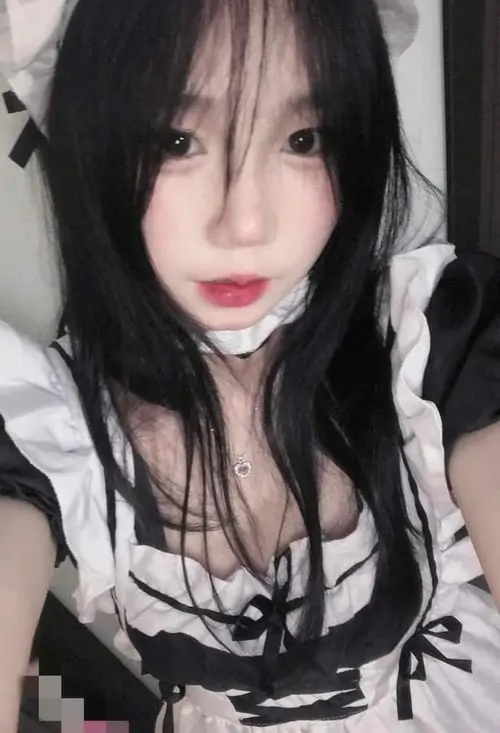 33 Thiếu nữ diện trang phục phục vụ đen trắng kinh điển với biểu cảm lạnh lùng tạo nên một sức hút đầy bí ẩn.