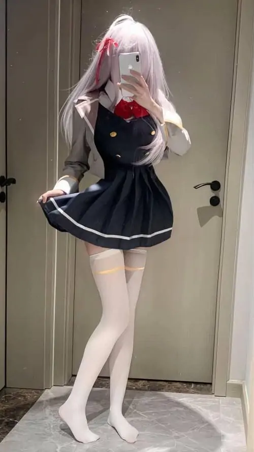 34 Cô nàng hầu gái đứng giữa bối cảnh hiện đại với bộ váy tạp dề tạo nên sự giao thoa văn hóa đầy thú vị.