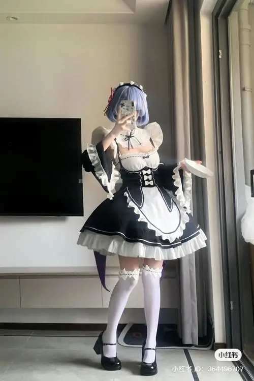 35 Vẻ đẹp ngây thơ của thiếu nữ trong bộ đồ hầu gái phối cùng tai mèo trắng tạo nên một sức hút khó cưỡng.