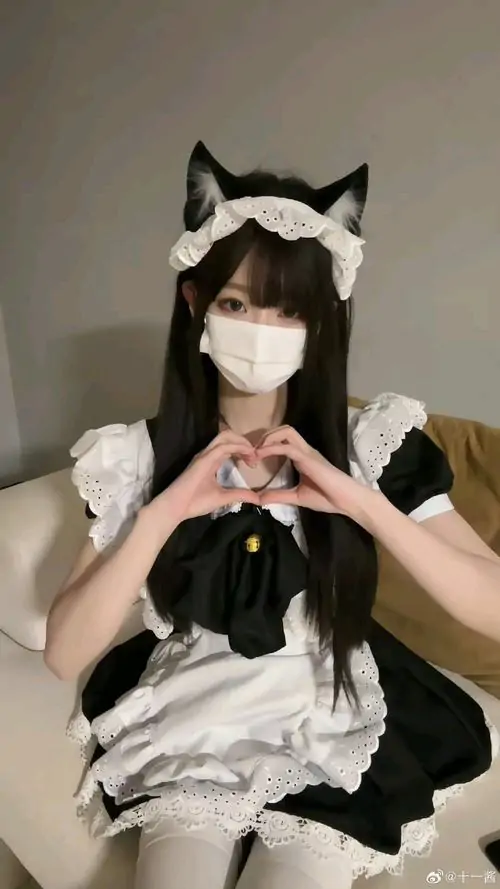 36 Thiếu nữ che mặt tạo dáng cùng bộ váy hầu gái bồng bềnh mang lại cảm giác mộng mị và đầy tính nghệ thuật.