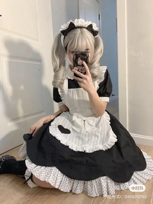 37 Nàng hầu gái mặc váy xòe ngắn đứng bên rèm cửa trắng tạo nên một khung hình thanh khiết và đầy nữ tính.