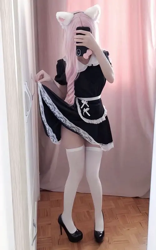 38 Cô gái diện đồ giúp việc phối cùng vòng cổ choker đen tạo nên vẻ ngoài cá tính nhưng không kém phần quyến rũ.