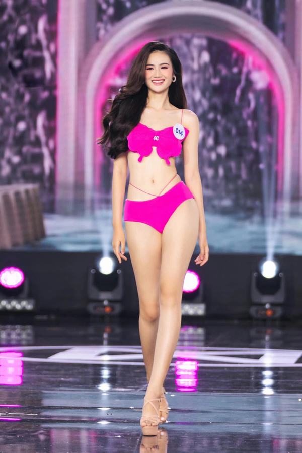 32 Ảnh Hoa Hậu Ý Nhi mặc Bikini pose dáng thanh lịch tôn tỉ lệ và đường cong cơ thể