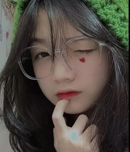 38 Ảnh gái đẹp mang phong cách geek chic với mắt kiếng vuông và trang phục giản dị làm bật vẻ hiện đại đầy cuốn hút