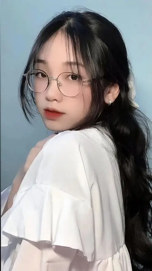 39 Gương mặt nghiêng của cô gái đẹp lên rõ rệt khi mắt kiếng đặt vừa sống mũi và mái tóc buông tự nhiên quanh má