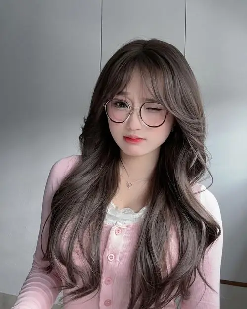 41 Khung hình cận mặt làm tròng mắt kiếng phản chiếu ánh sáng nhẹ khiến thiếu nữ dễ thương trông vừa hiền vừa sắc sảo