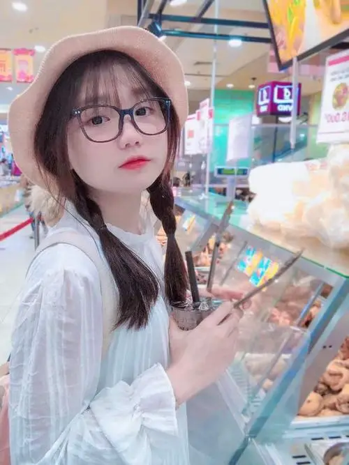 30 Ảnh gái xinh tóc dài nổi bật nhờ mắt kiếng ôm sống mũi gọn gàng và ánh sáng mềm làm gương mặt thêm có chiều sâu