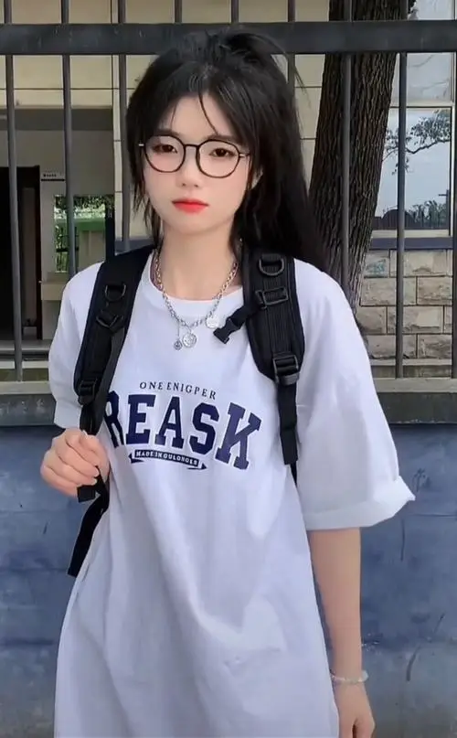 32 Góc ngồi nghiêng của hot girl kính cận làm càng mắt kiếng hiện rõ hơn giúp khung mặt trông sắc nét và cân đối
