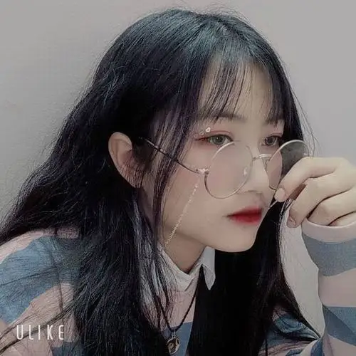 33 Trong phông nền sáng màu cô gái đeo mắt kiếng mảnh để lộ cổ áo thanh thoát khiến tổng thể nhìn rất chỉn chu