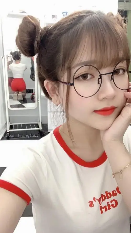 34 Ảnh gái cute ngoài trời mang vẻ đẹp tri thức khi tròng mắt kiếng bắt sáng nhẹ làm đôi mắt càng thêm nổi bật