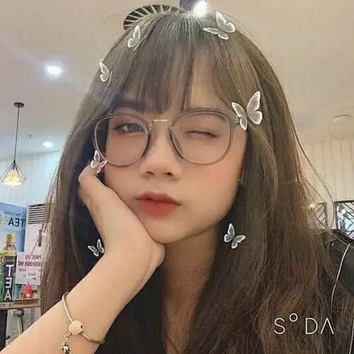 35 Nàng thơ mắt cận đứng bên lề đường với trang phục tối màu và mắt kiếng nhỏ tạo cảm giác cá tính mà vẫn mềm mại