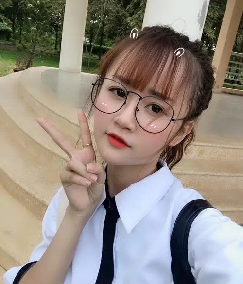 36 Ảnh gái cá tính đường phố thu hút nhờ mái tóc ngắn ôm mặt kết hợp mắt kiếng tròn làm thần thái thêm khác biệt