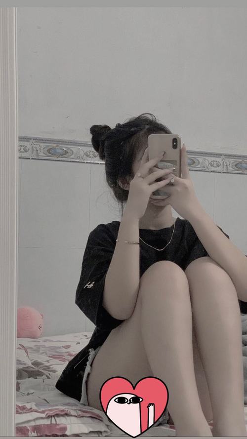 54 Hot girl học đường che mặt bên ô cửa kính với làn da căng bóng và mái tóc thẳng dài tạo cảm giác trong trẻo dễ nhớ