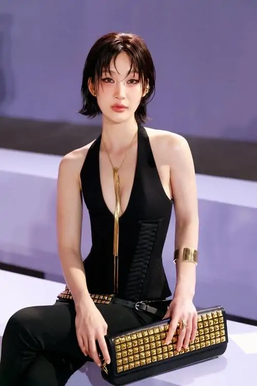 11 Bức ảnh thời trang này bắt vào ánh nhìn bằng bộ váy đen cổ yếm ôm gọn cơ thể, tư thế ngồi thẳng lưng tạo cảm giác nữ tính pha chút lạnh lùng, nhưng vẫn giữ được nét mềm mại rất riêng của Juky San