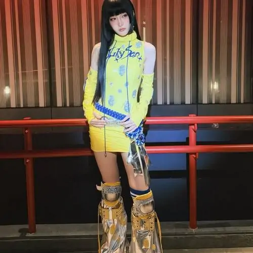 13 Trong bức ảnh đêm đầy màu sắc này, Juky San nổi bật với set đồ neon ôm dáng và boots cao cổ, đứng cạnh lan can đỏ tạo hiệu ứng thị giác mạnh, mang đến vẻ tươi sáng pha chút nổi loạn rất bắt mắt