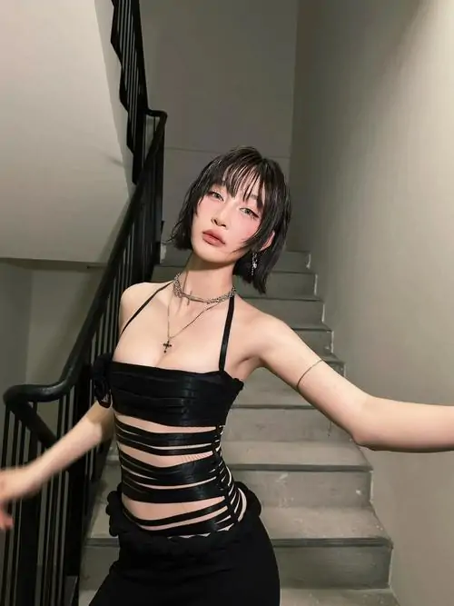 14 Ảnh chụp trong nhà với chiếc váy đen dây mảnh làm bật lên bờ vai và cánh tay thanh thoát của Juky San, tư thế nghiêng người hờ hững khiến tổng thể có chút mềm, chút playful và khá cuốn theo kiểu soft sexy